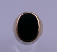 A 9 ct gold gentleman's ring. Ring size R. 4.5 grammes total weight.