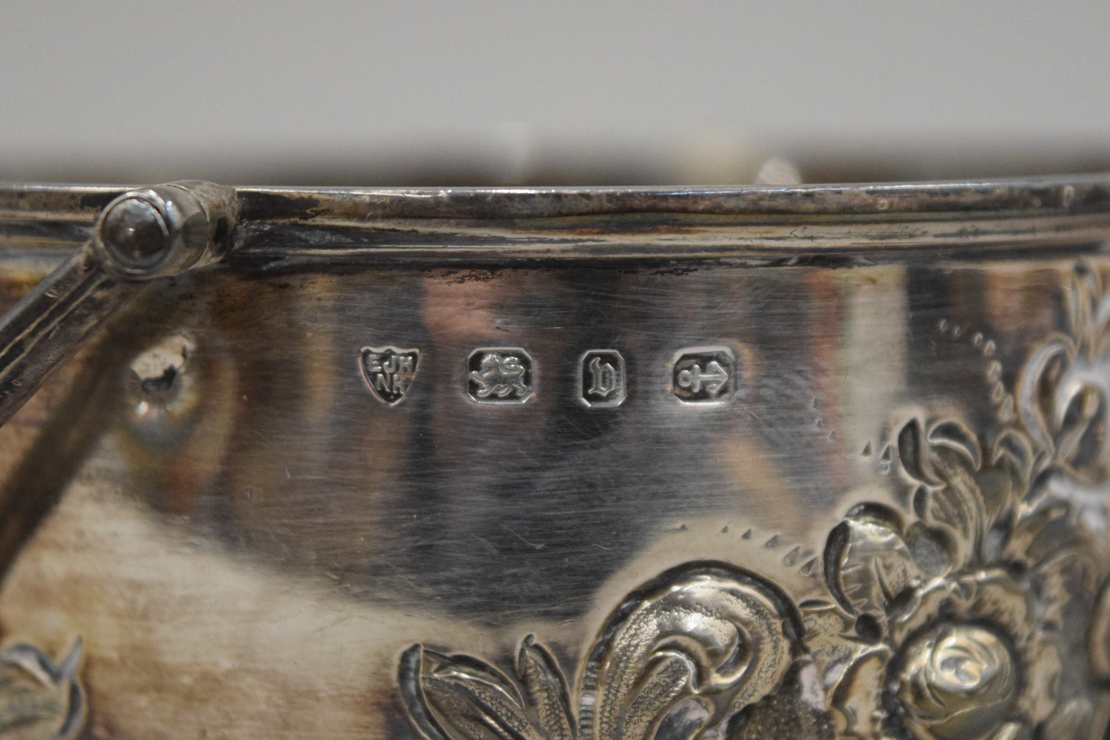 An embossed silver sugar bowl. 10.5 cm wide. 125.8 grammes. - Image 3 of 4