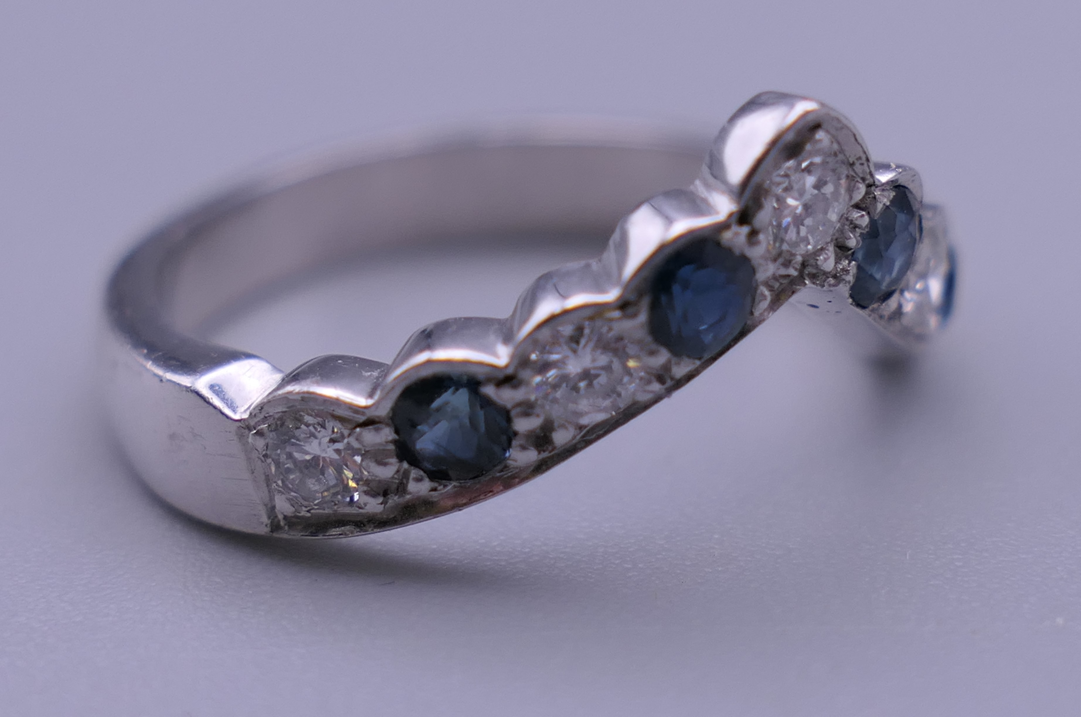 An 18 ct white gold, diamond and sapphire wishbone ring. Ring size Q. 5.7 grammes total weight. - Bild 6 aus 6