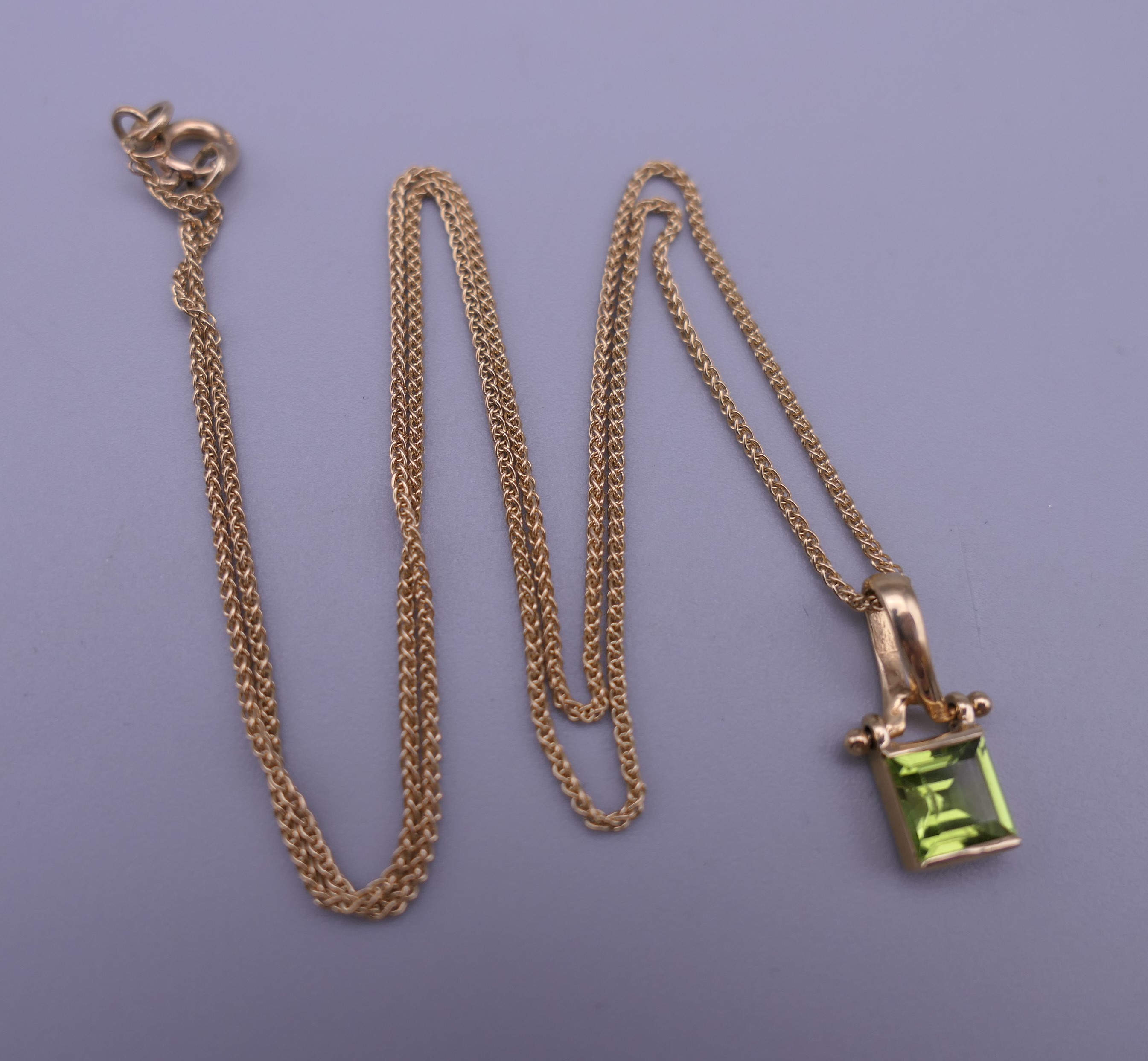 A 9 ct gold pendant necklace. The pendant 1.5 cm high. - Image 5 of 8