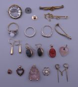 A quantity of various gold and other jewellery.
