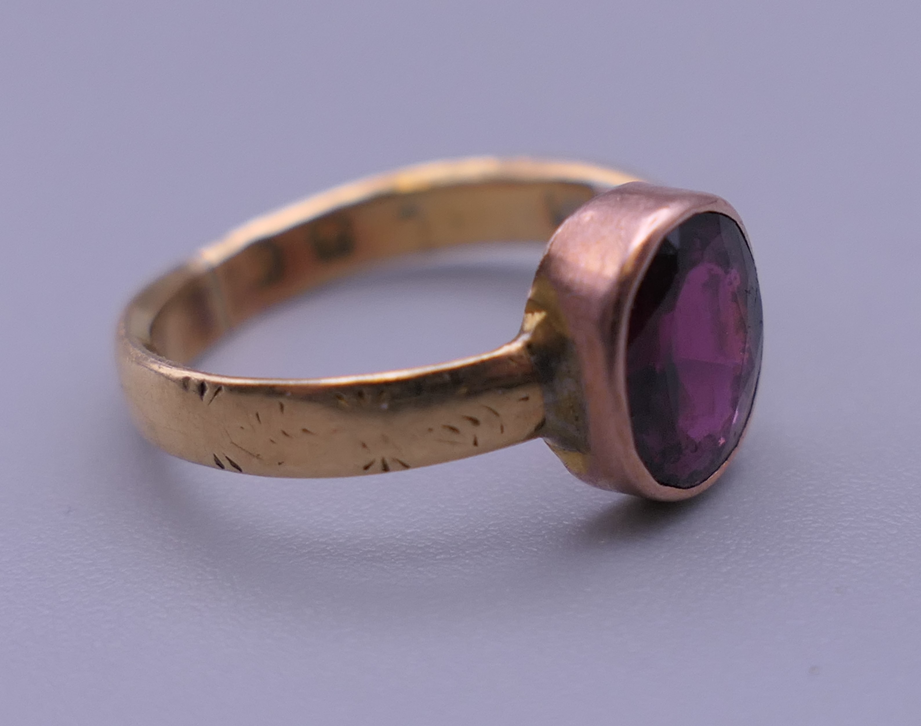 A garnet set gold ring, possibly 9 ct and 18 ct gold. Ring size F. 1.9 grammes total weight. - Bild 4 aus 6