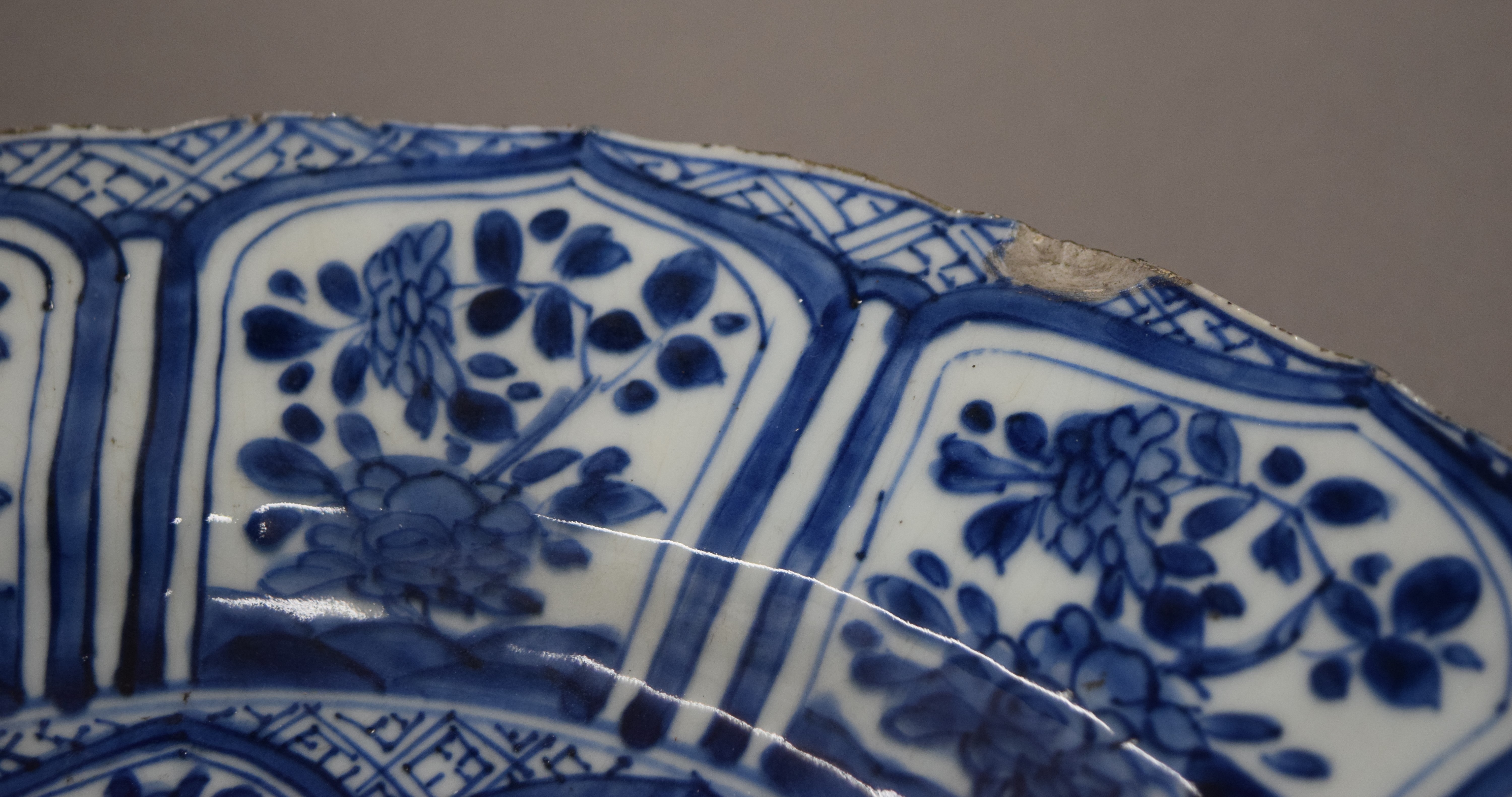 A 19th century Chinese blue and white porcelain plate. 35 cm diameter. - Image 5 of 7