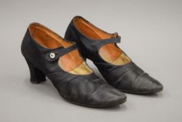 A pair of vintage ladies shoes. 23 cm long.