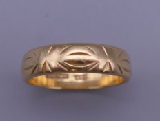 An 18 ct gold wedding ring. Ring size O. 4.9 grammes.