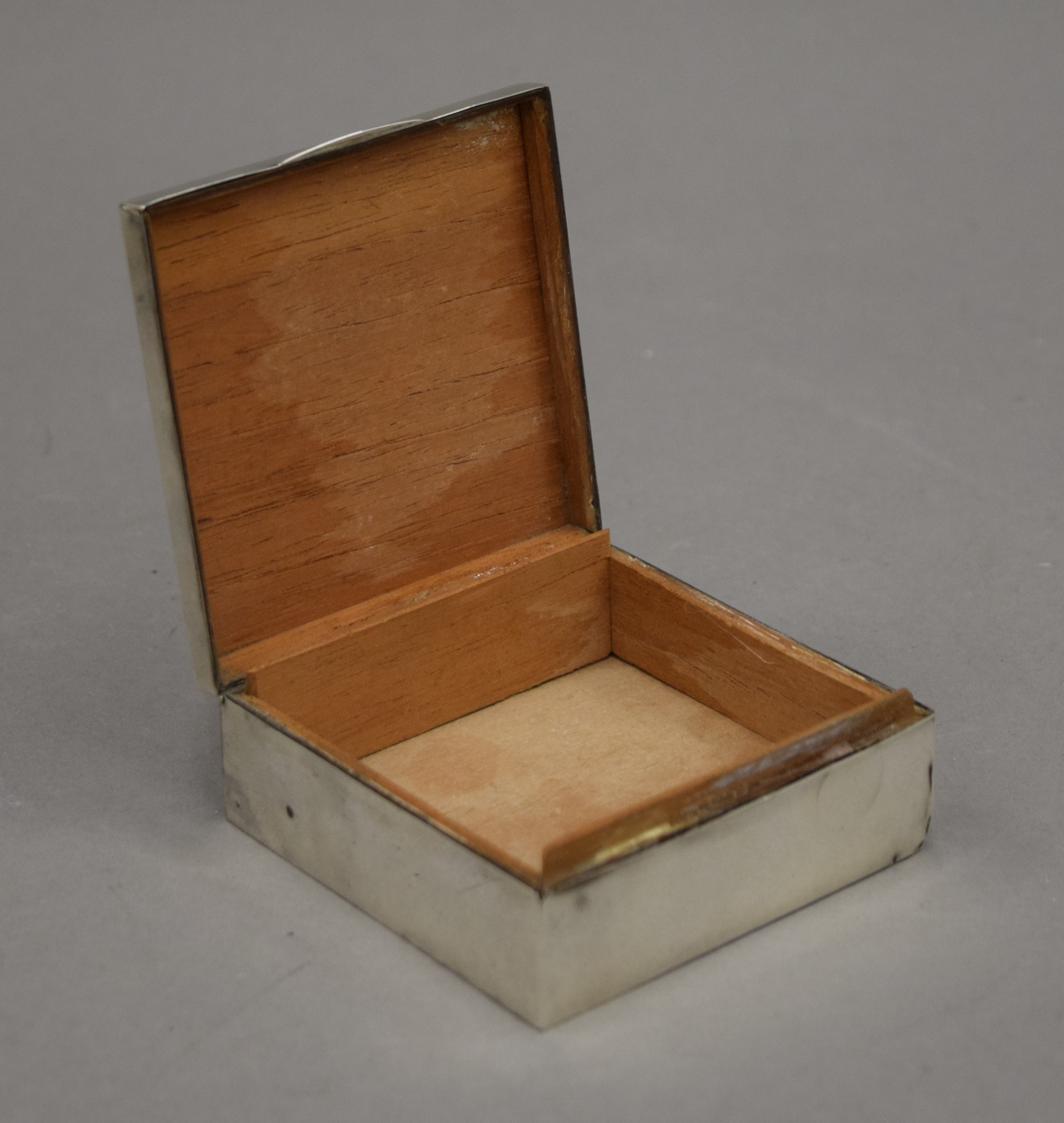 A silver cigarette box with a jade mount. 8 cm wide. - Image 3 of 4