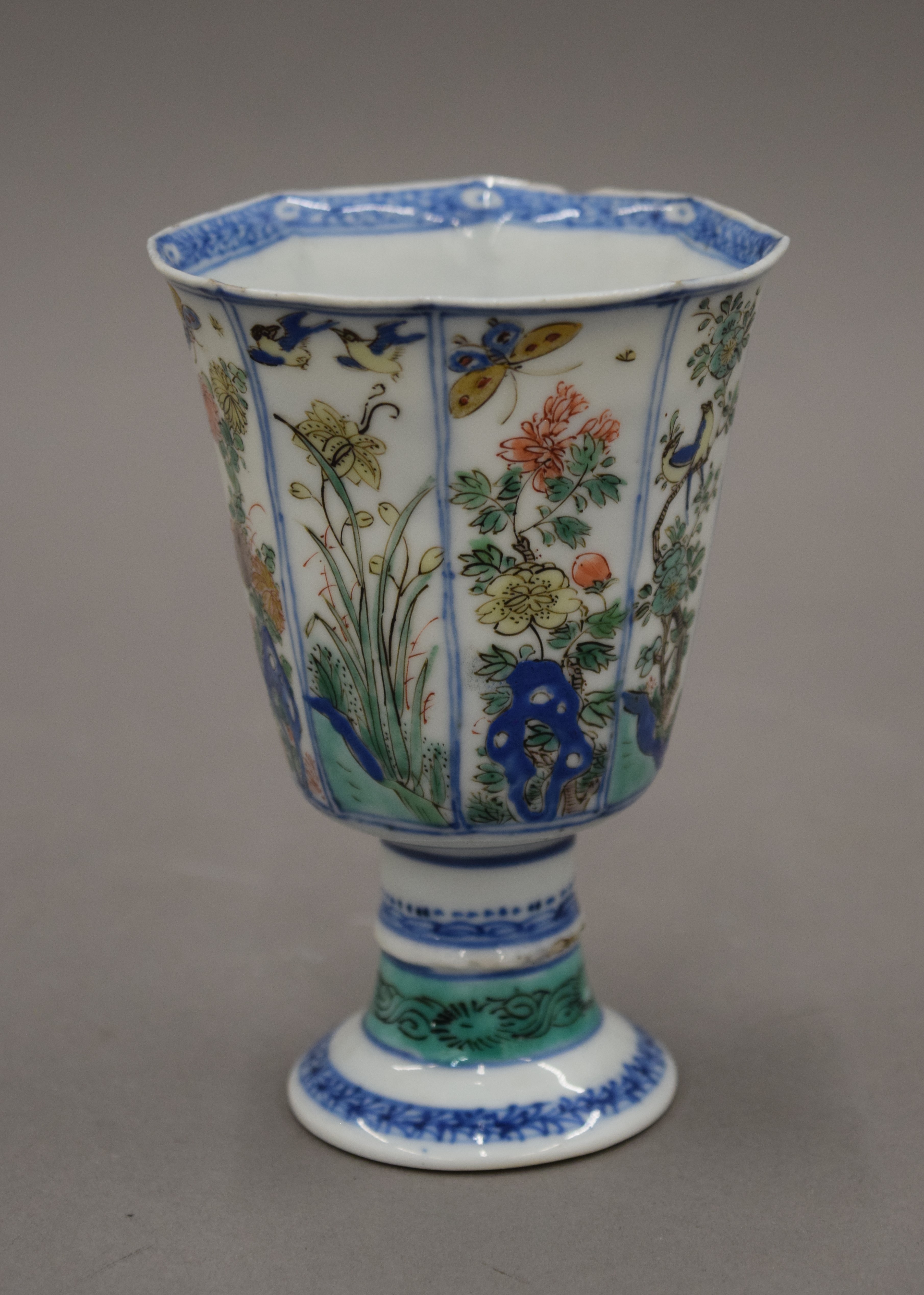 A Chinese Kangxi period octagonal famille verte porcelain stem cup. 11.5 cm high.