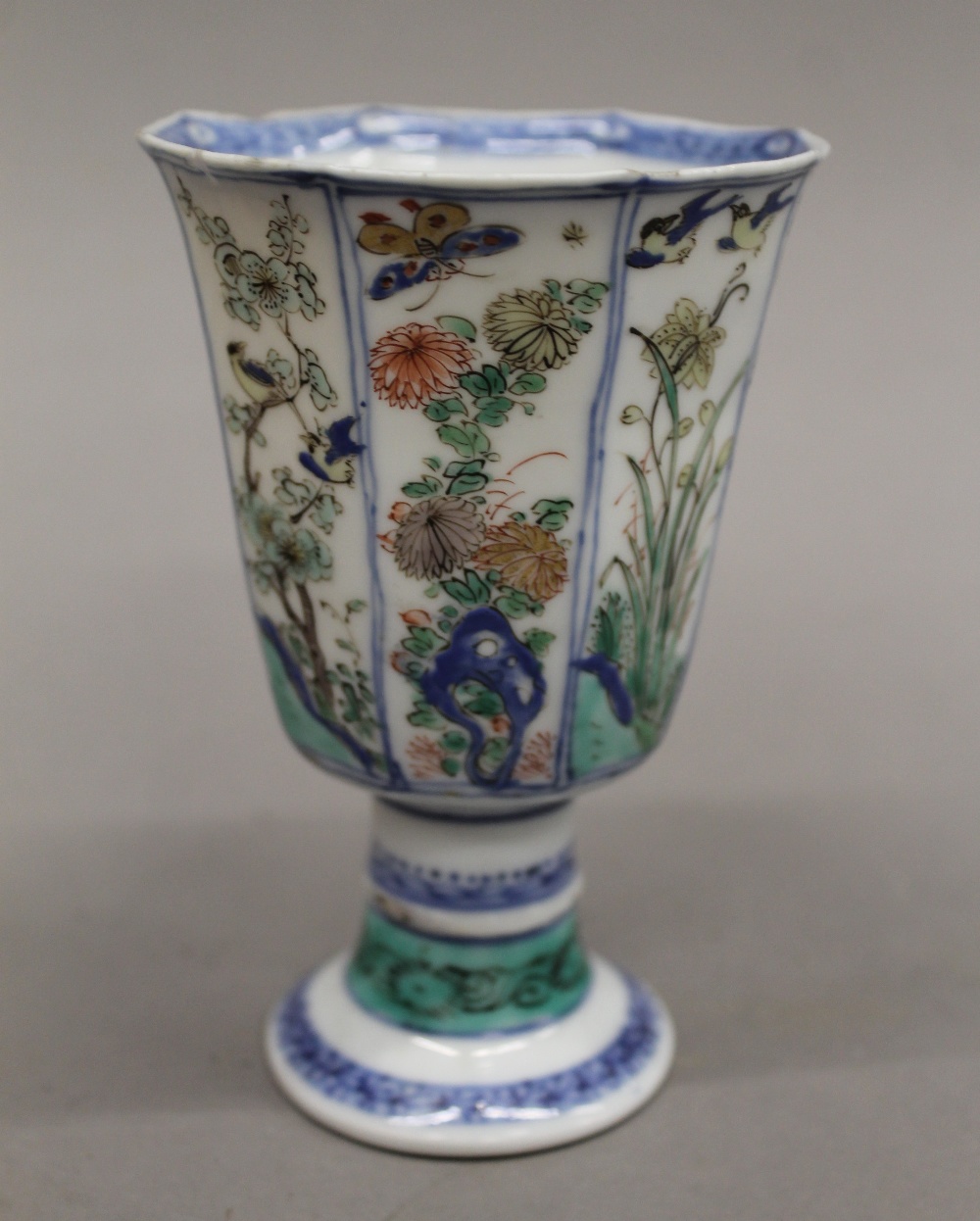 A Chinese Kangxi period octagonal famille verte porcelain stem cup. 11.5 cm high. - Image 8 of 17