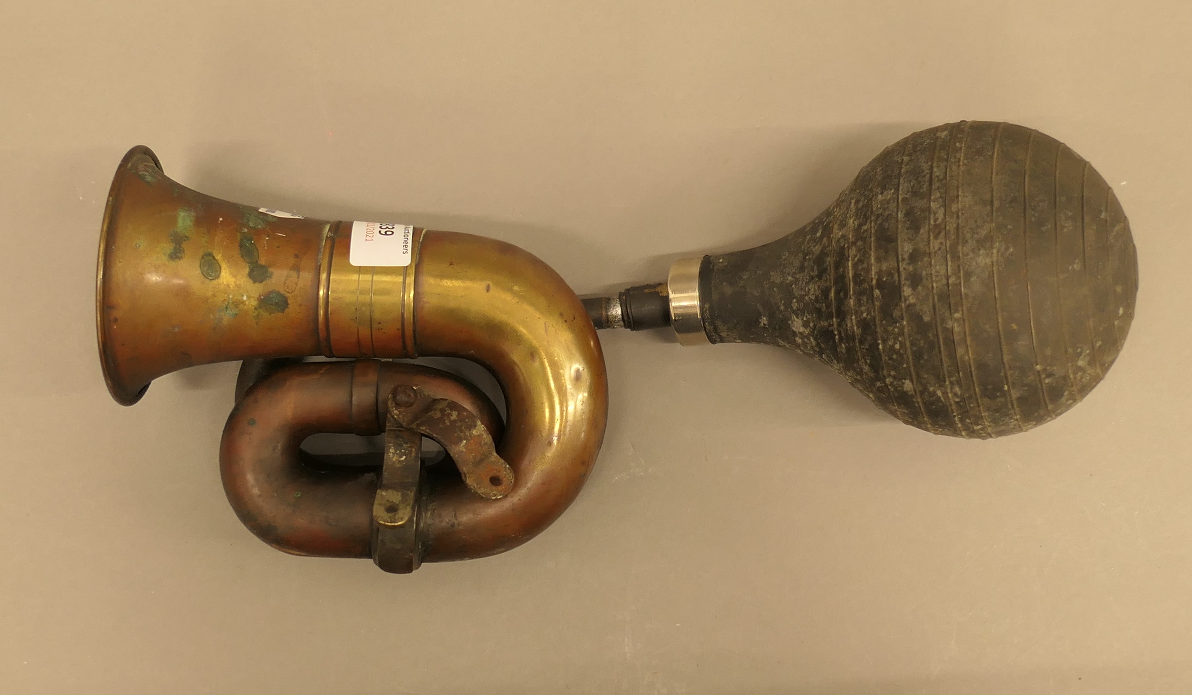 Two vintage car horns. The largest 37 cm long. - Image 4 of 6