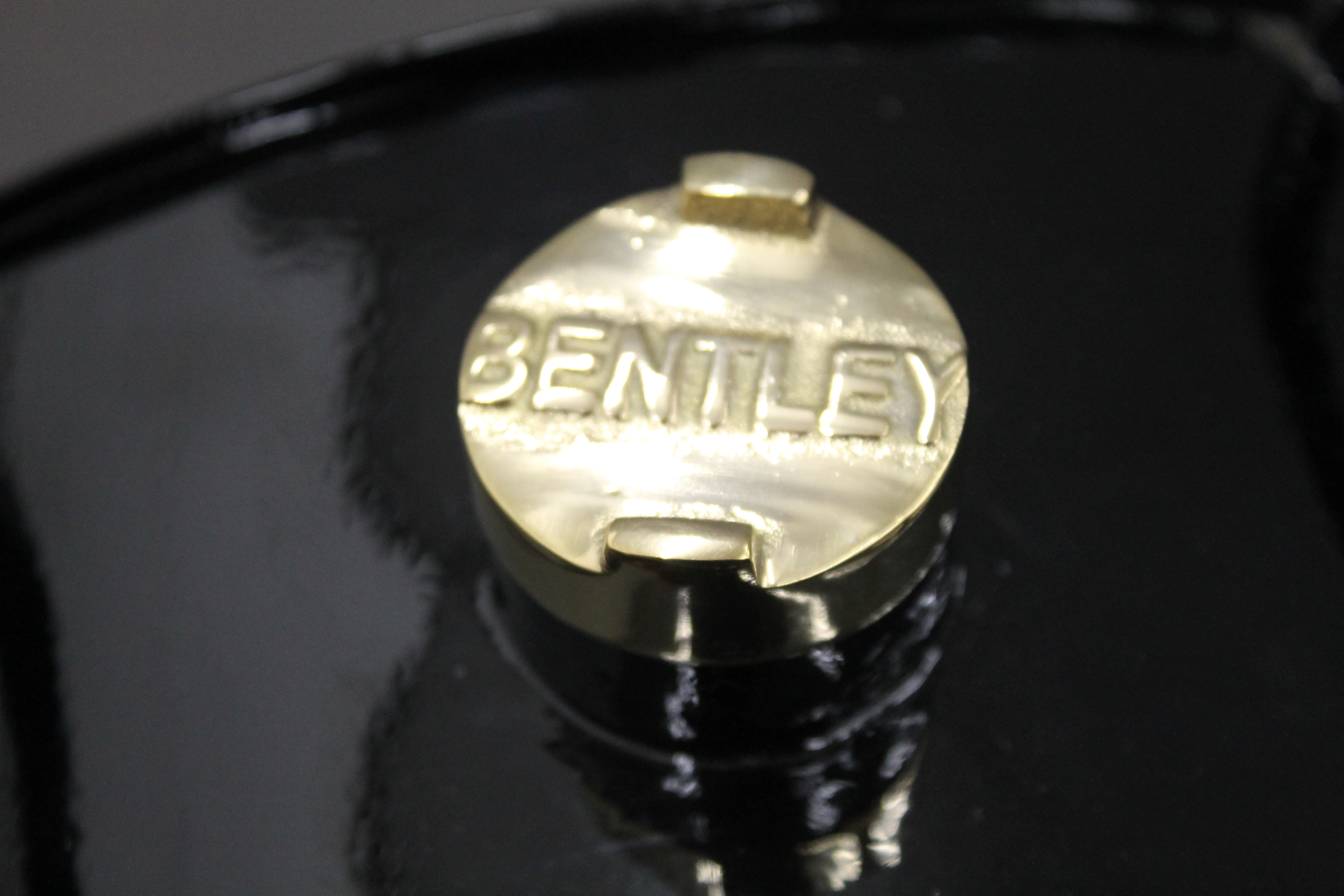 An oil can inscribed Bentley. 37 cm high. - Image 3 of 3