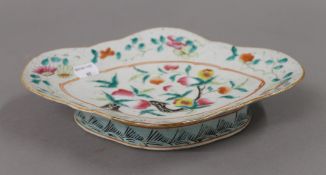 A Chinese porcelain dish decorated with peaches. 26.5 cm wide.
