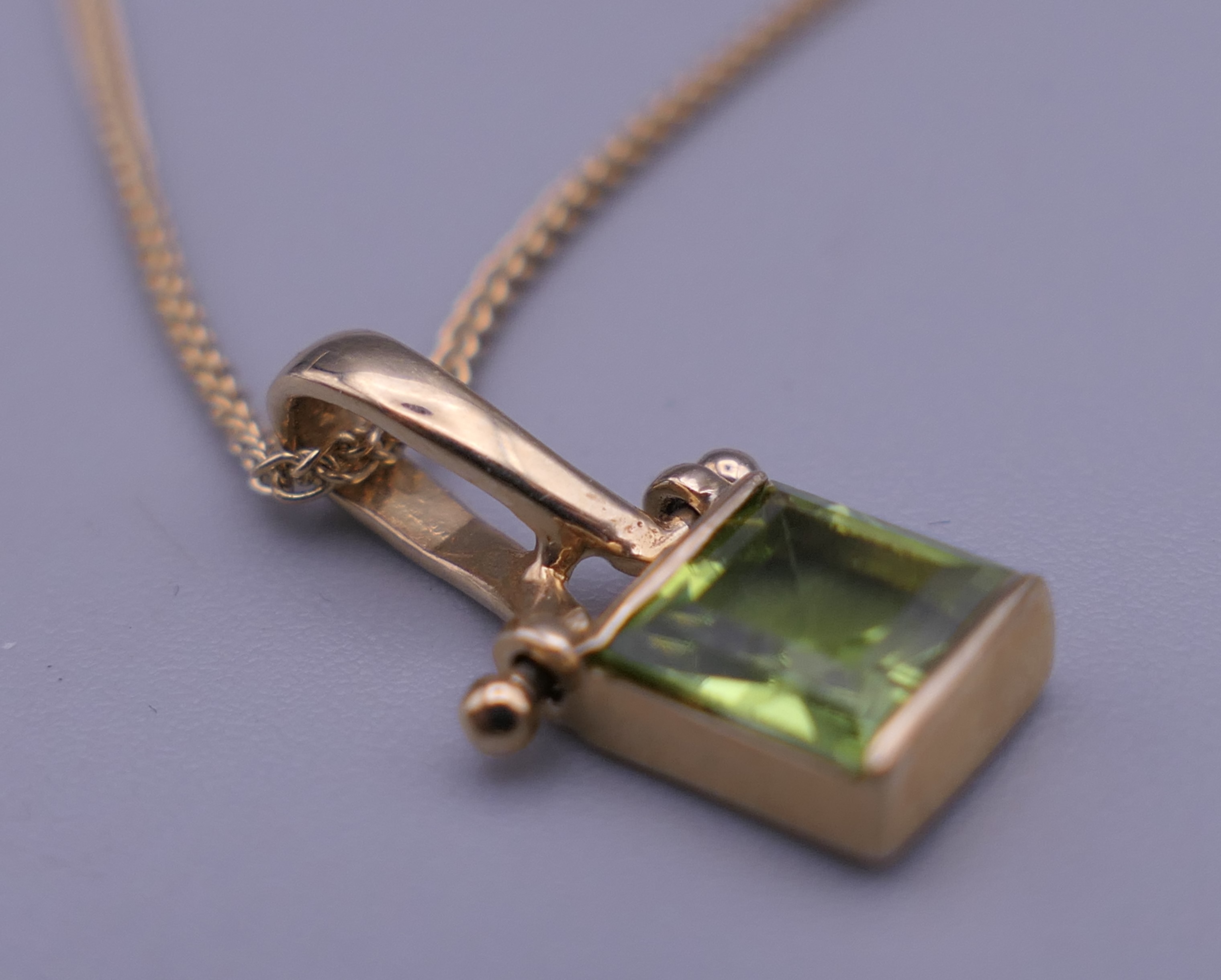 A 9 ct gold pendant necklace. The pendant 1.5 cm high. - Image 2 of 8