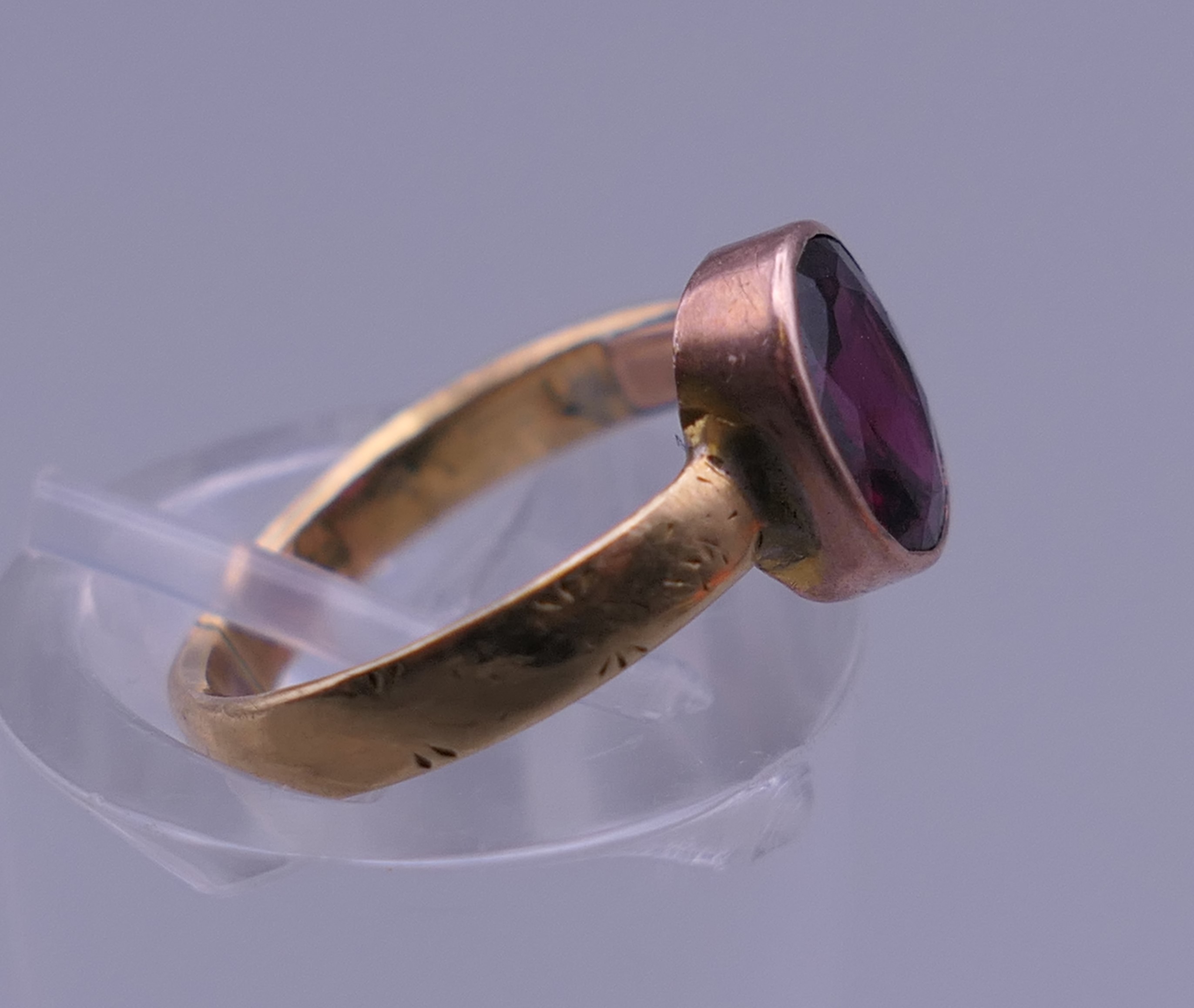 A garnet set gold ring, possibly 9 ct and 18 ct gold. Ring size F. 1.9 grammes total weight. - Bild 2 aus 6