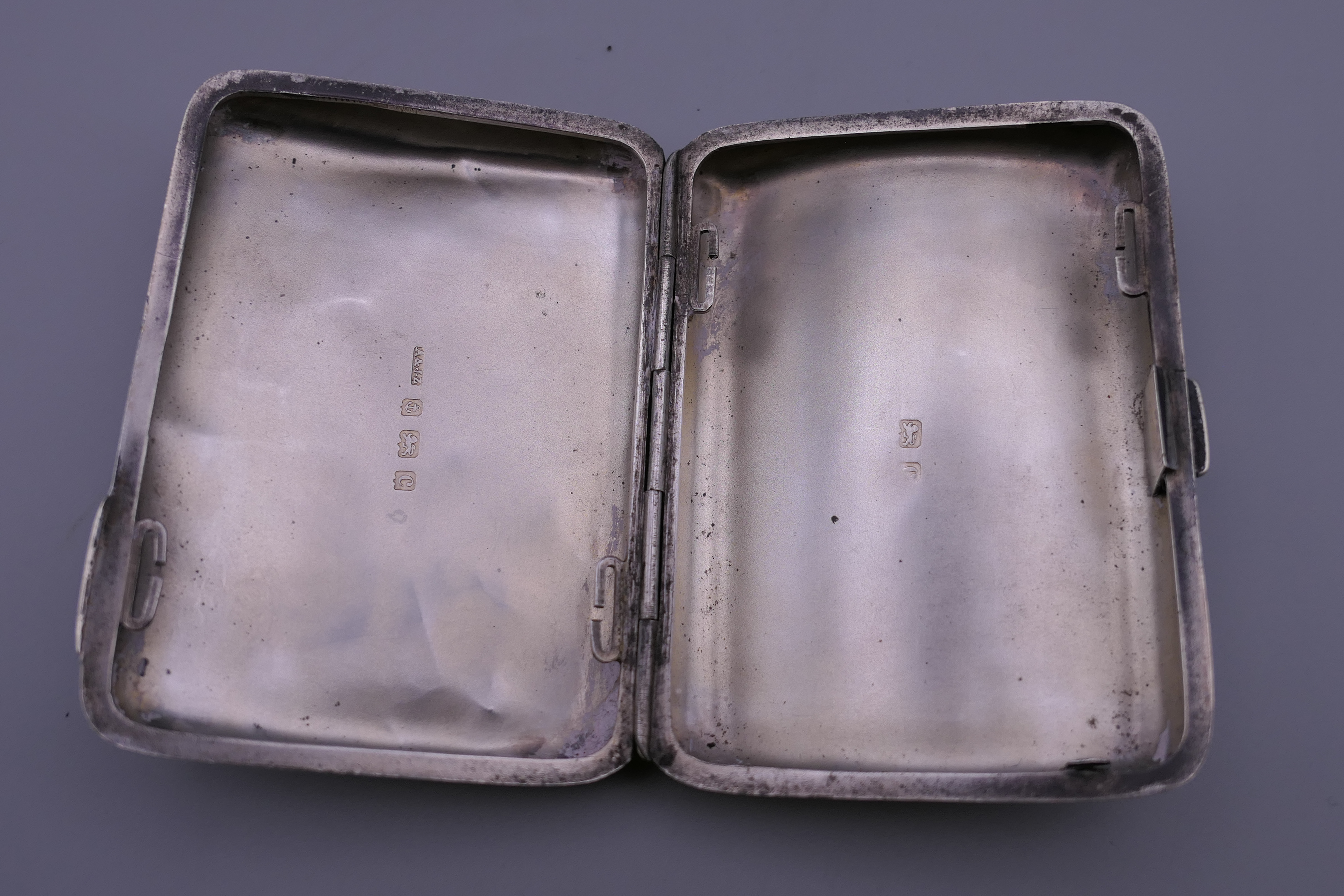 A silver cigarette case depicting a girl. 6 cm wide. - Image 3 of 7