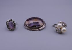 Two silver rings and a blue john brooch. The latter 3.5 cm wide.