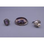 Two silver rings and a blue john brooch. The latter 3.5 cm wide.