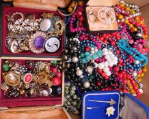 A quantity of costume jewellery.