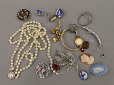 A small quantity of miscellaneous jewellery.