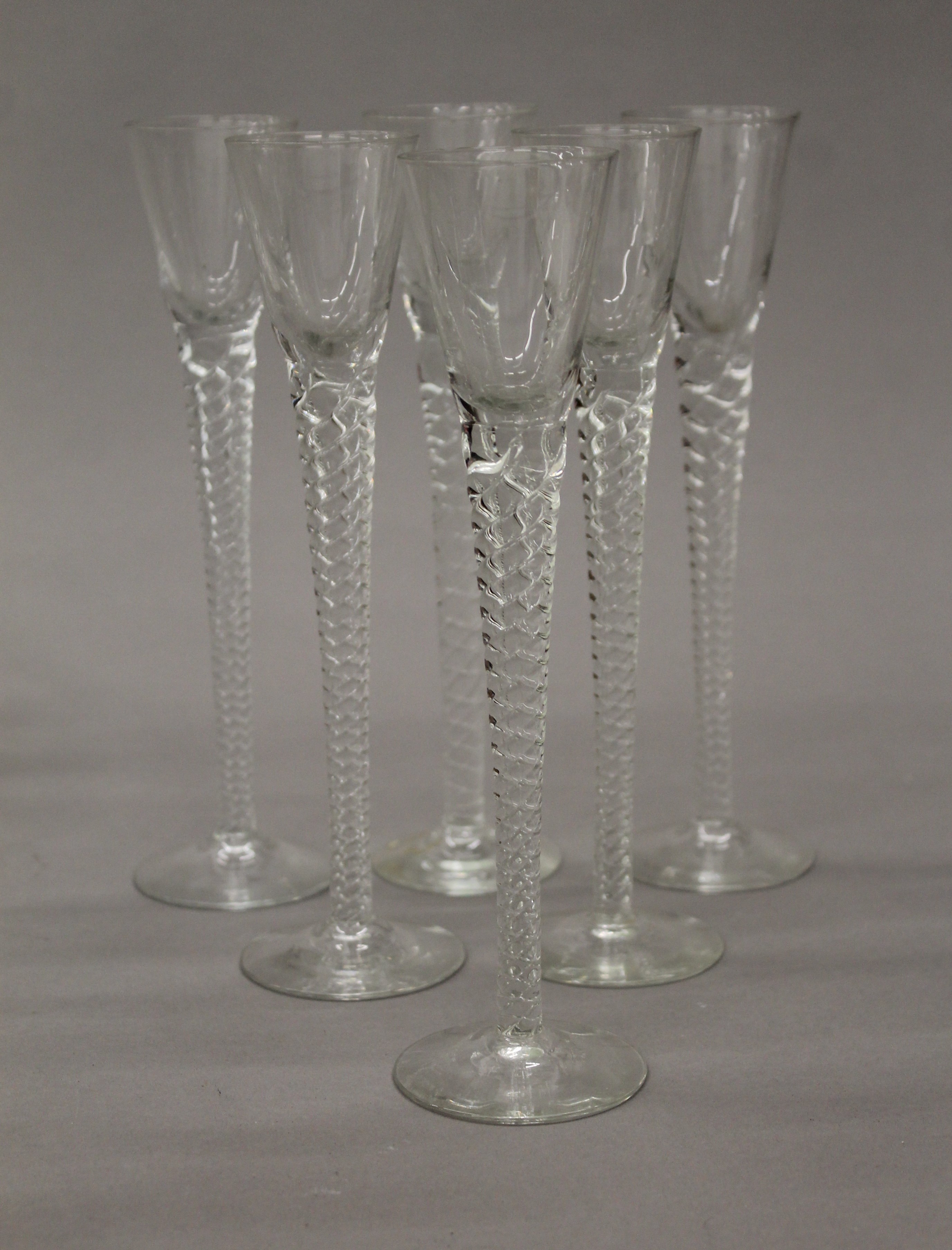 A box of various glassware. - Image 3 of 13