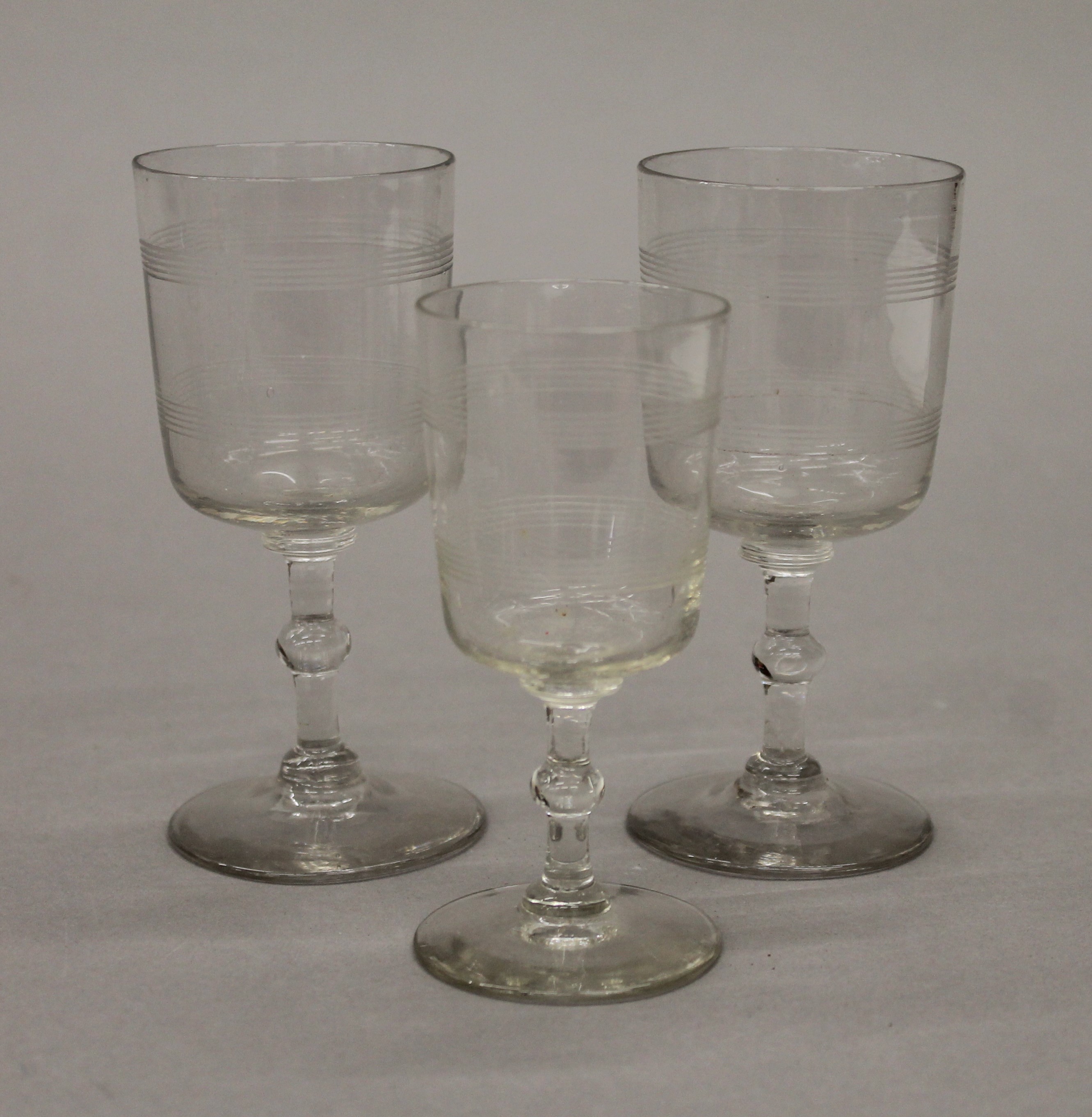 A box of various glassware. - Image 12 of 13