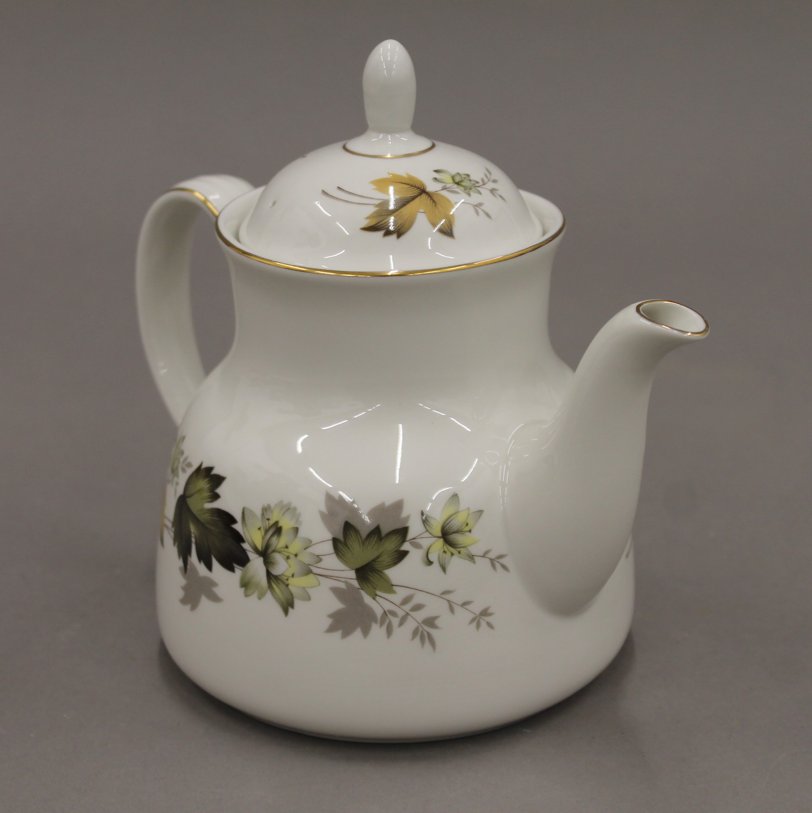 A Royal Doulton Larchmont dinner and tea service. - Image 4 of 6