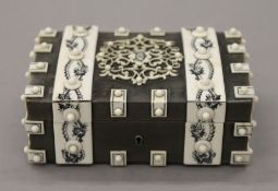 A late 19th/20th century Anglo-Indian horn and ivory casket. 11 cm wide.