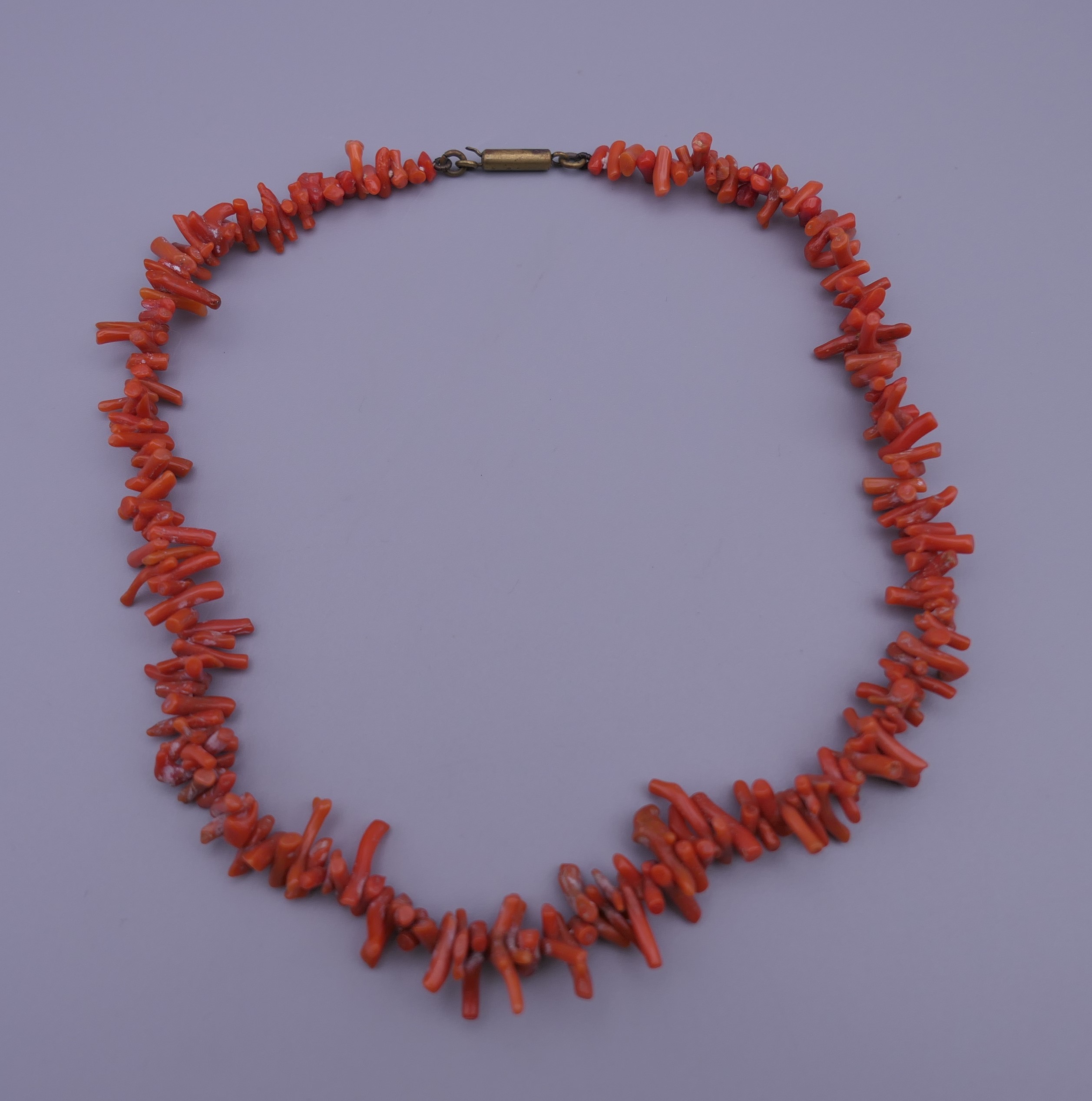 A coral necklace. 38 cm long.