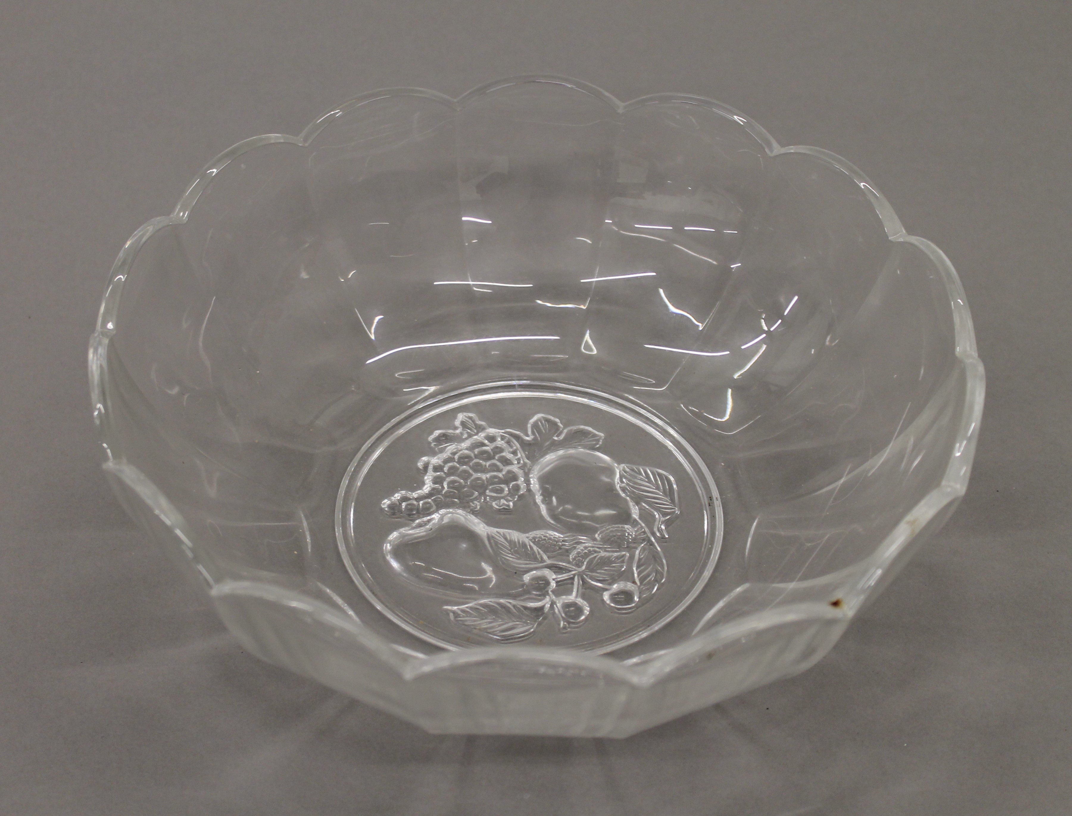 A box of various glassware. - Image 7 of 13