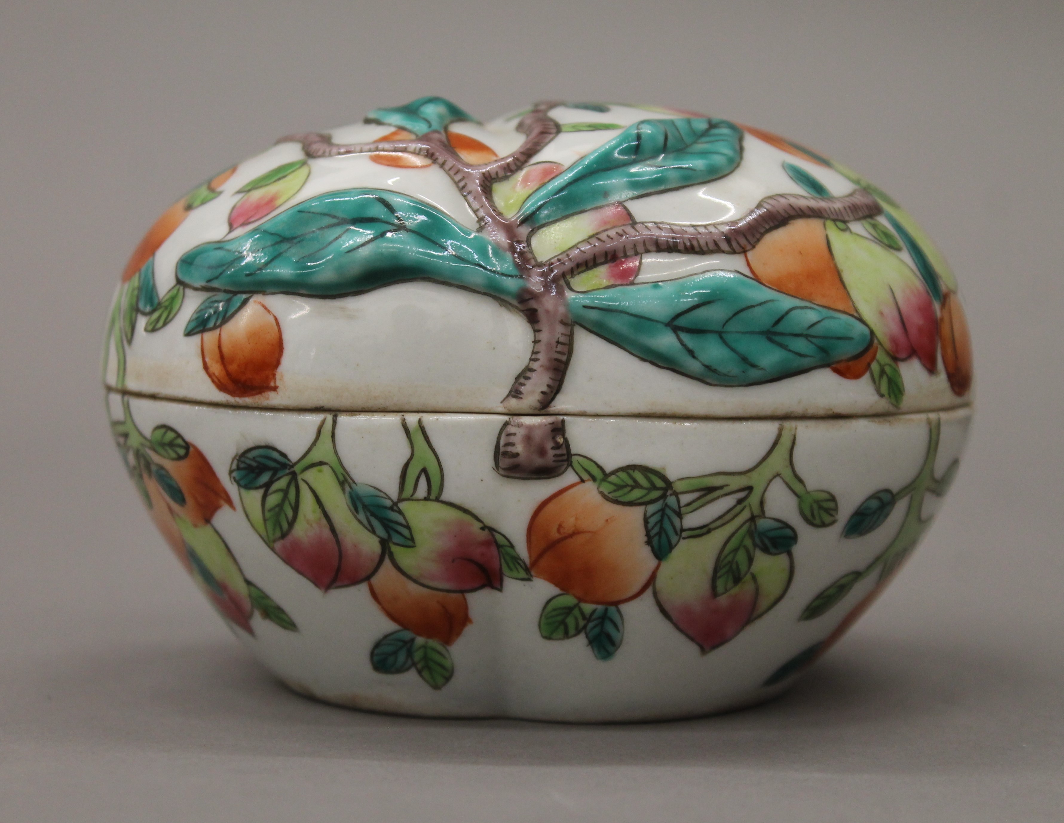 A Chinese porcelain box and cover formed as and decorated with peaches. 12.5 cm wide. - Image 3 of 4