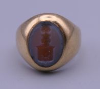 An unmarked 9 ct gold signet ring with carved seal crest (crest matches with following lot).