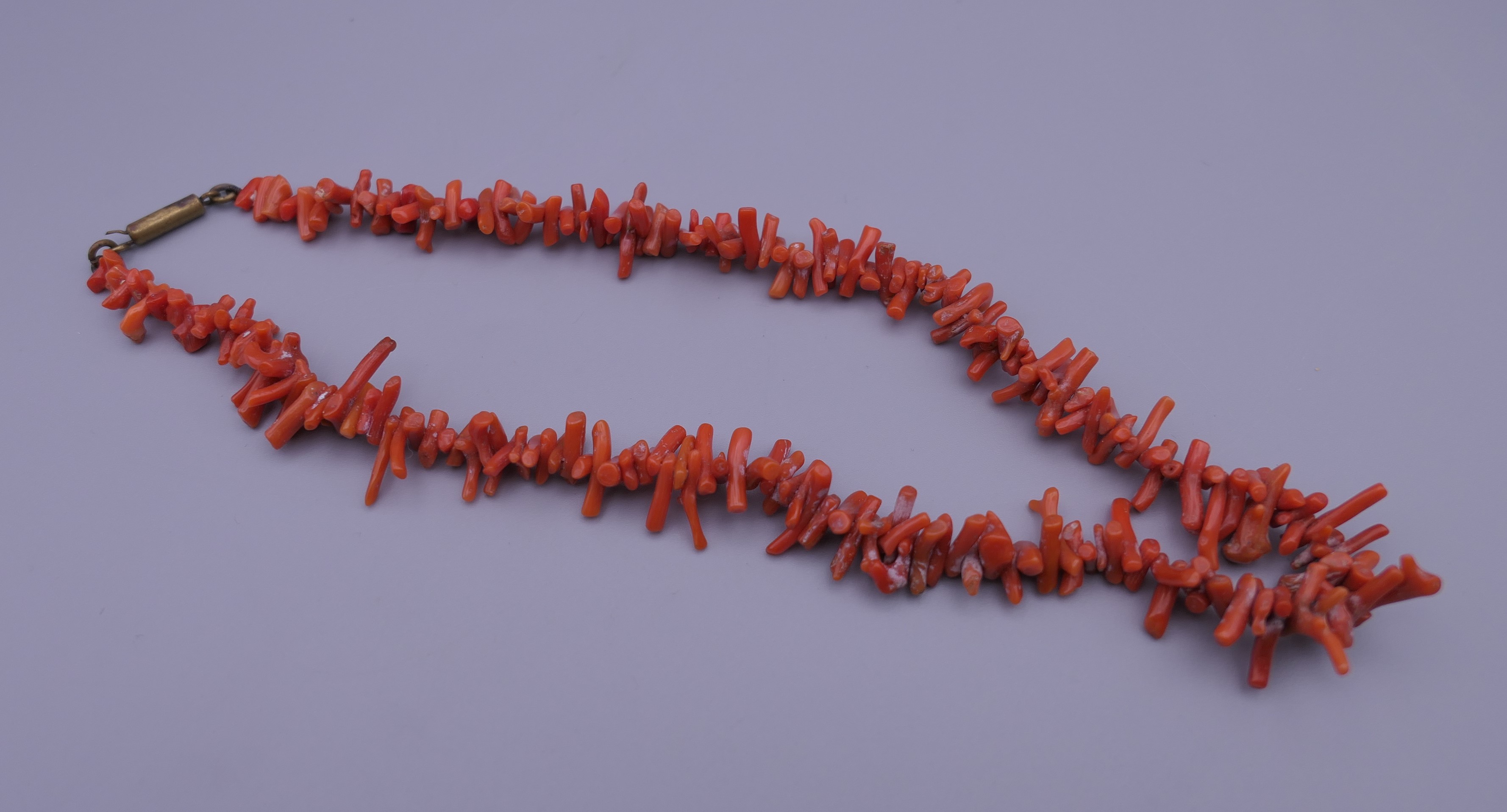 A coral necklace. 38 cm long. - Image 2 of 4