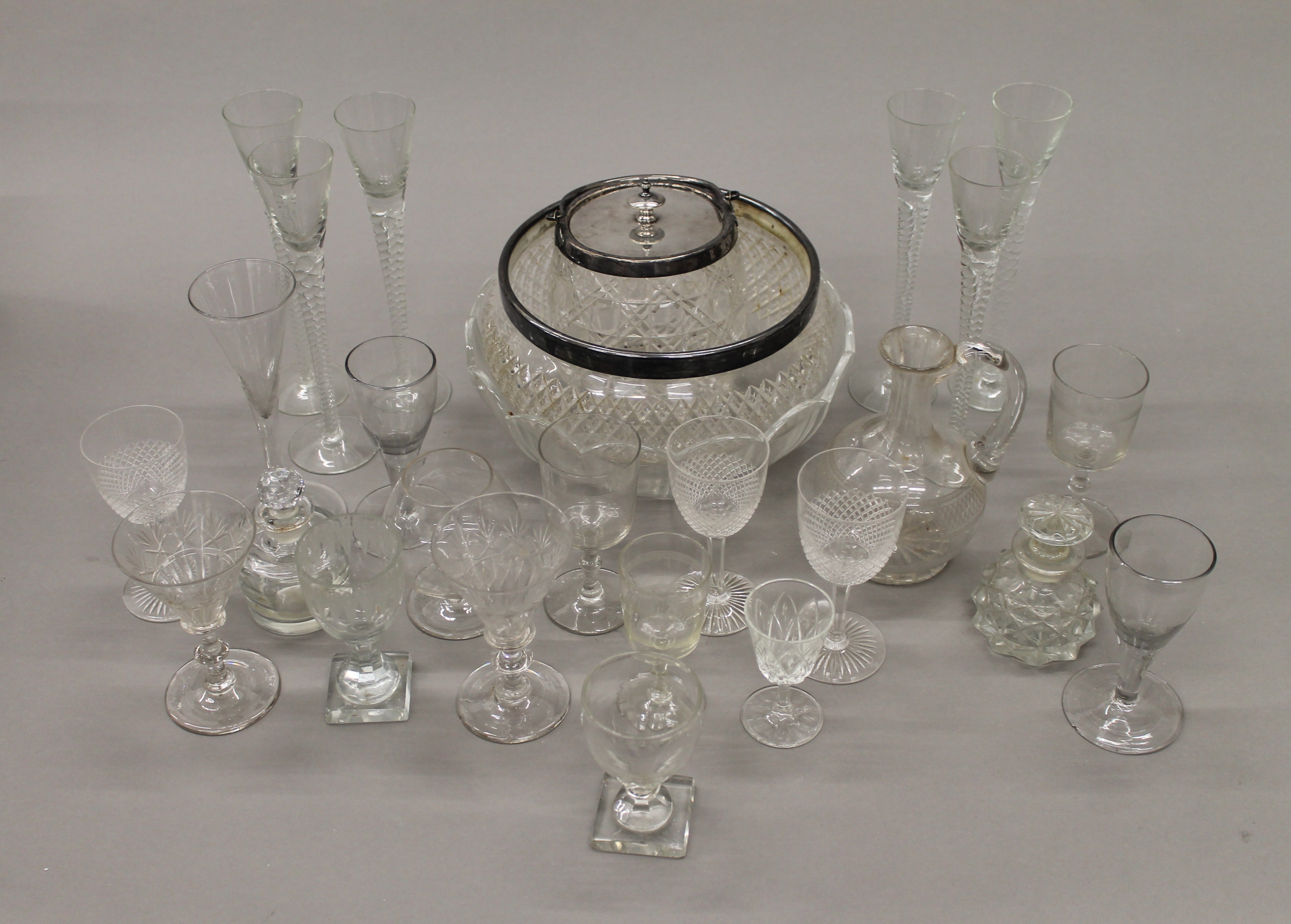 A box of various glassware. - Image 2 of 13