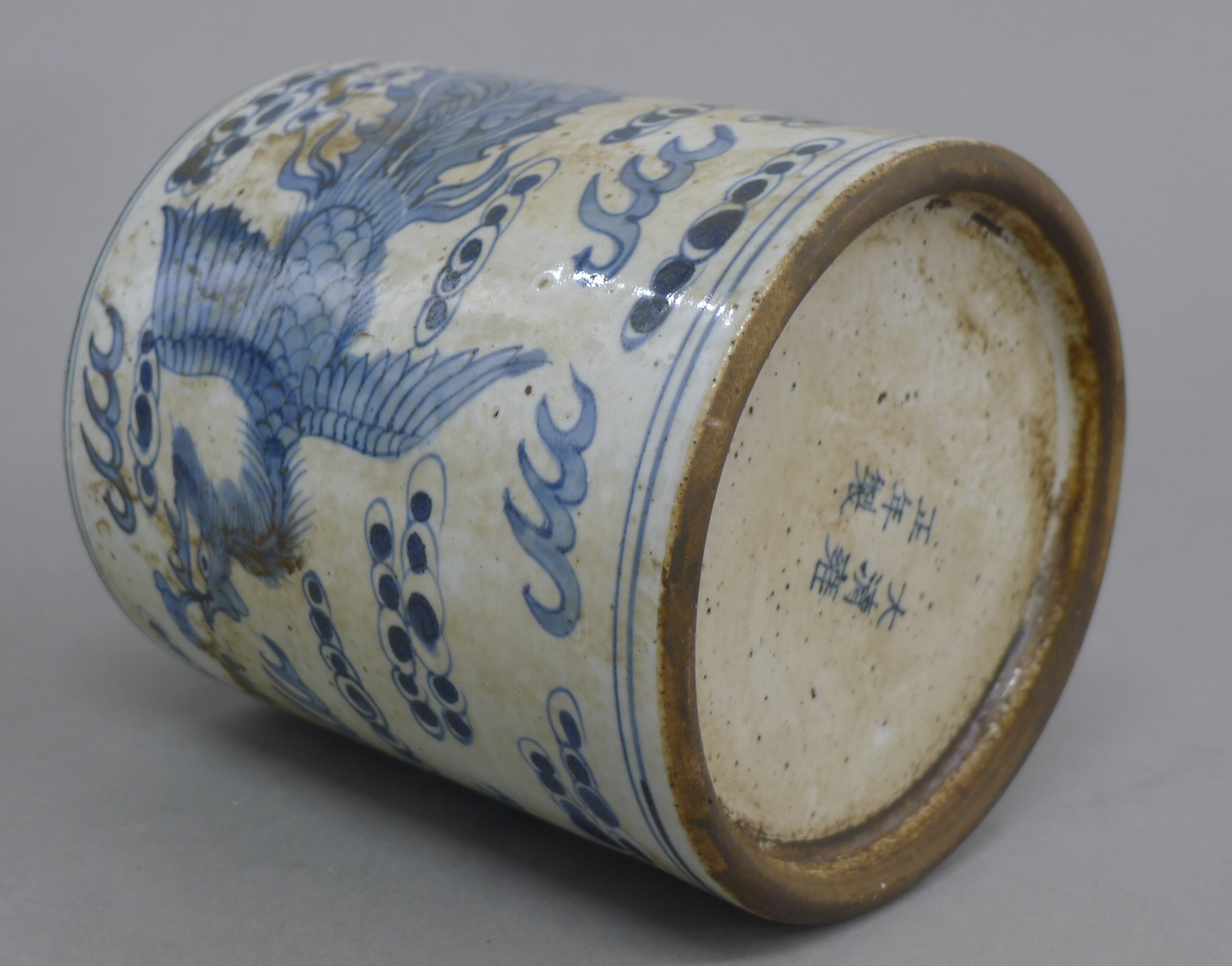 A Chinese blue and white porcelain brush pot. 13.5 cm high. - Image 4 of 5