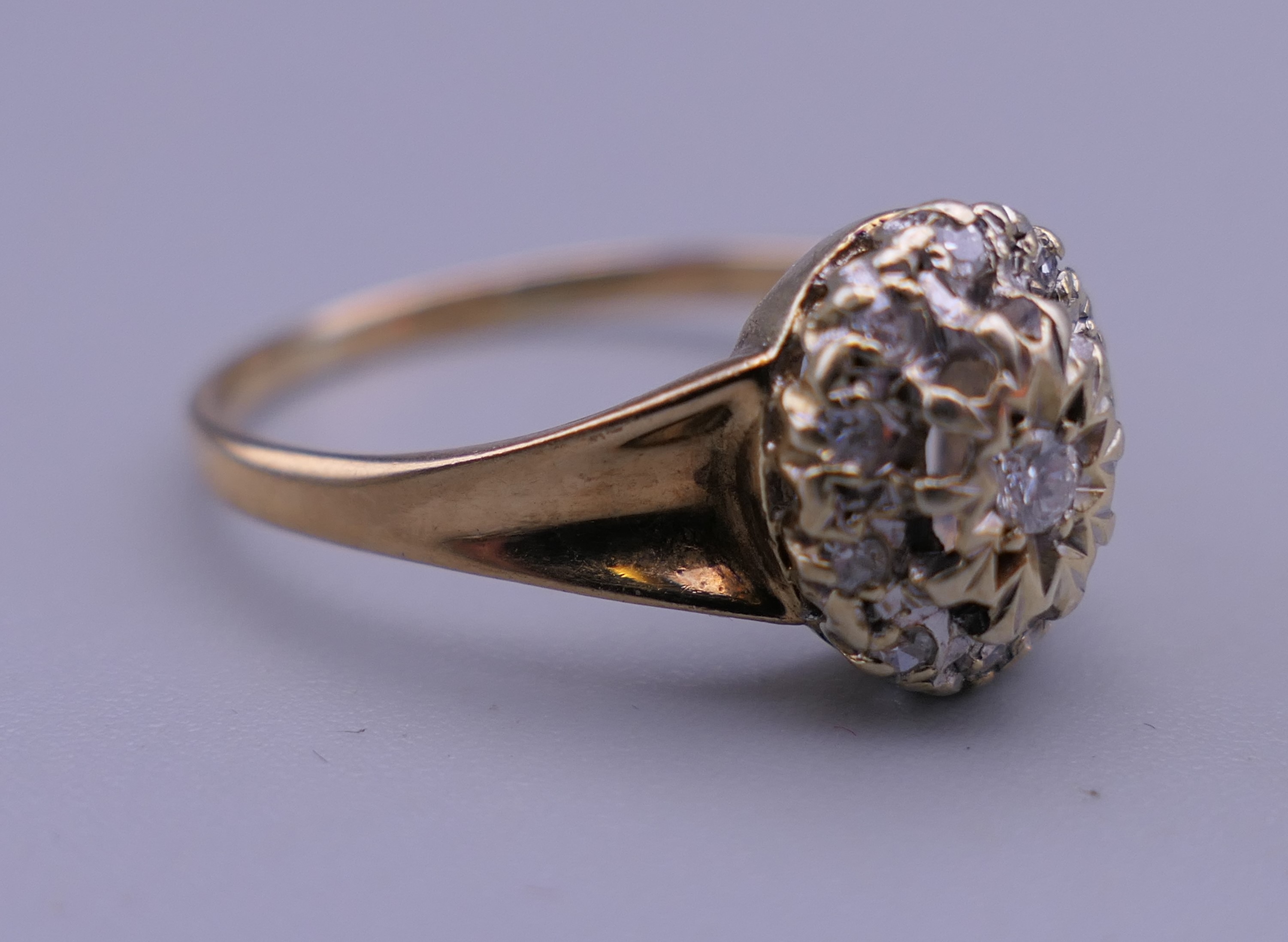 A 9 ct gold diamond cluster ring. Ring size S/T. 3 grammes total weight. - Bild 4 aus 6