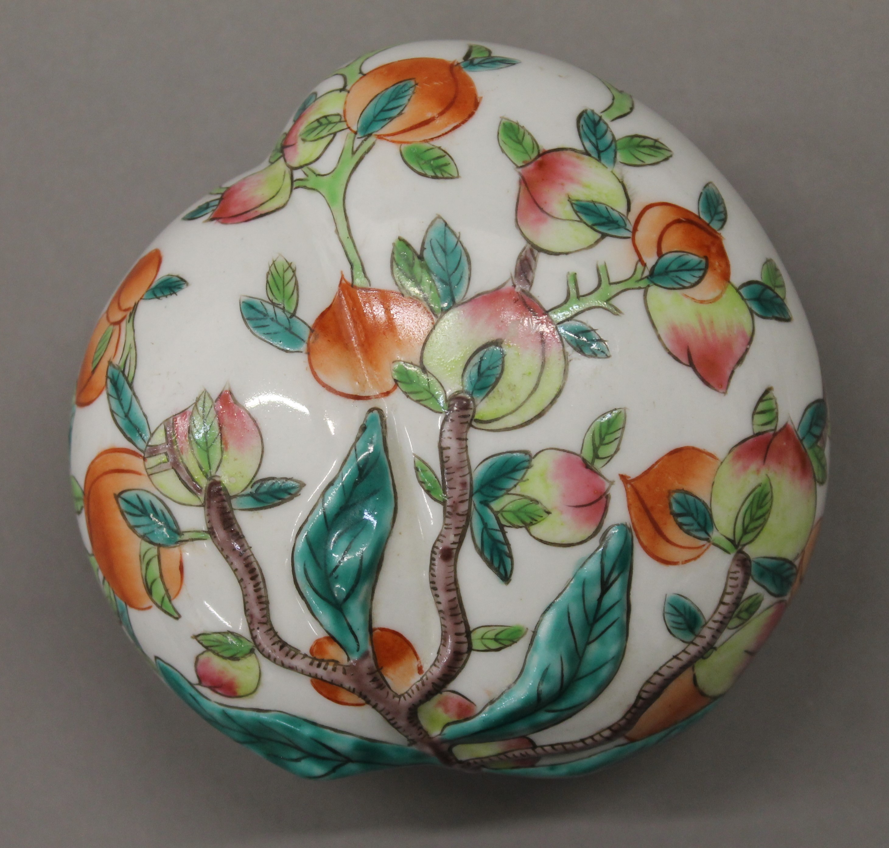 A Chinese porcelain box and cover formed as and decorated with peaches. 12.5 cm wide. - Image 2 of 4