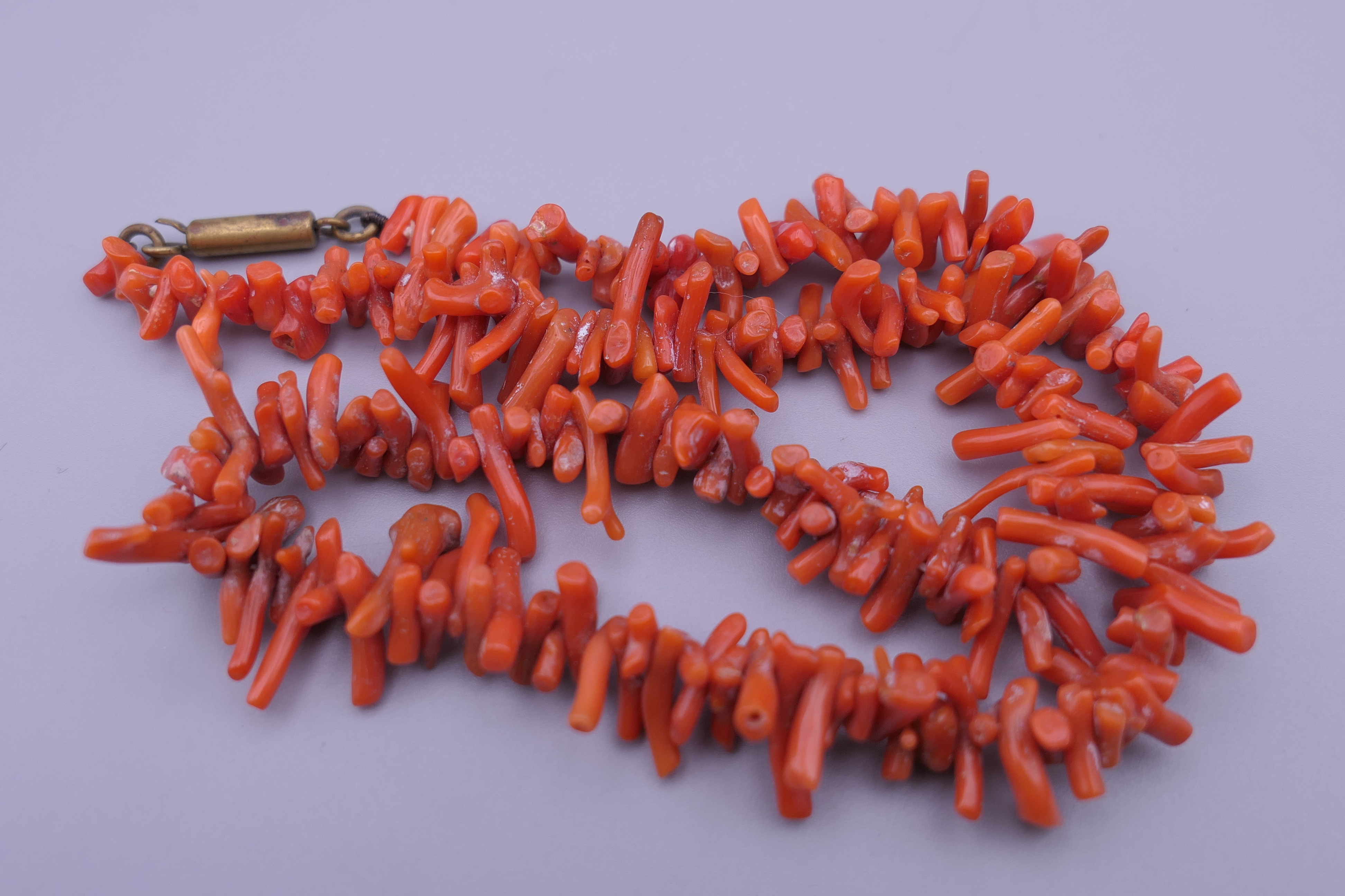 A coral necklace. 38 cm long. - Image 3 of 4