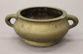 An 18th/19th century Chinese bronze censer. 22 cm wide.