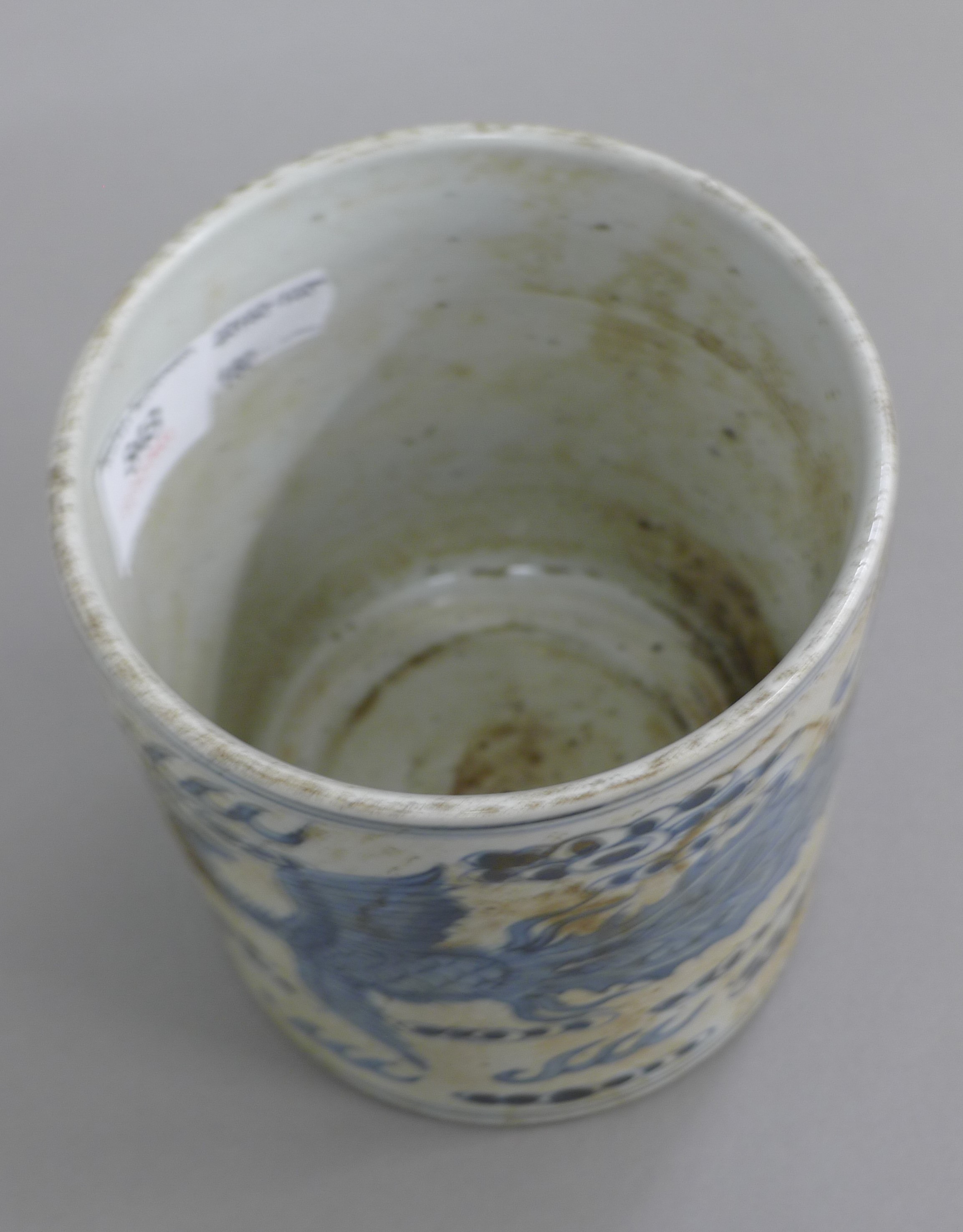 A Chinese blue and white porcelain brush pot. 13.5 cm high. - Image 3 of 5