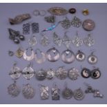 A quantity of silver and white metal jewellery.