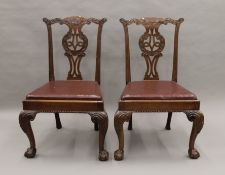 A pair of Hepplewhite style mahogany dining chairs. 60 cm wide.