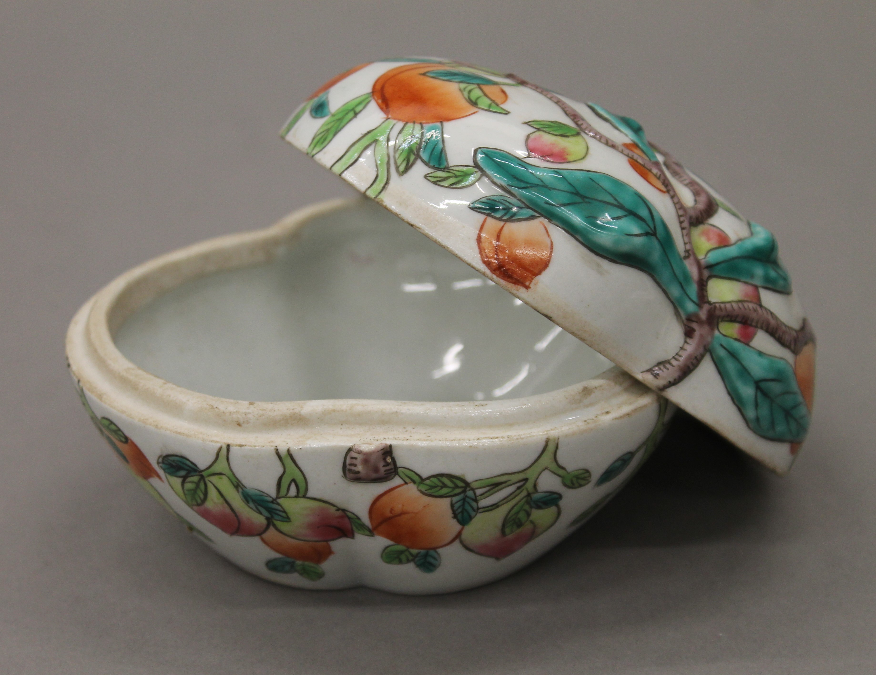 A Chinese porcelain box and cover formed as and decorated with peaches. 12.5 cm wide. - Image 4 of 4