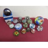 Caithness paperweight (boxed) and millefleur paperweights (18)