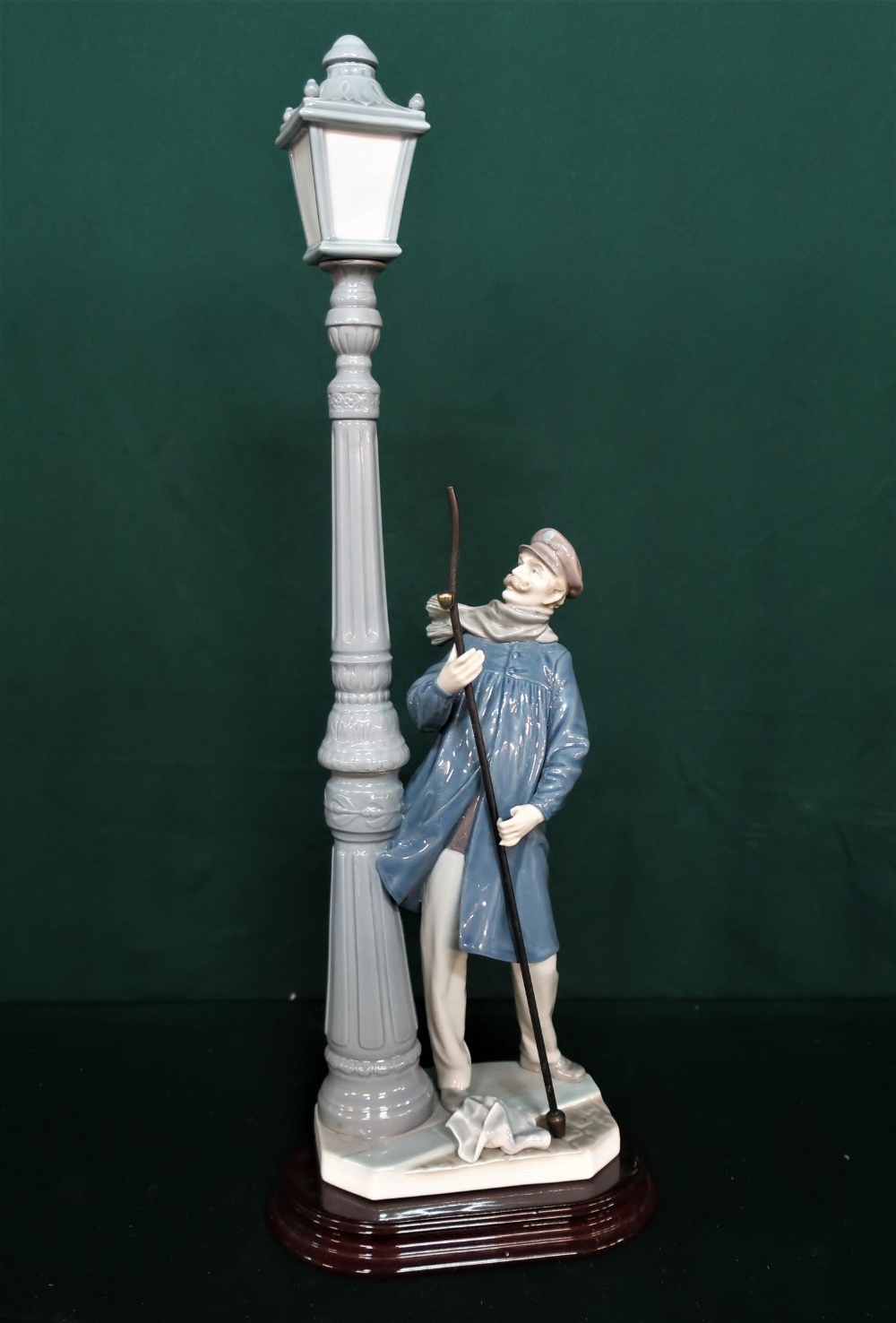 Lladro figurine 5205 "El Farolero" in original box. H50cm, including base. (A/F)