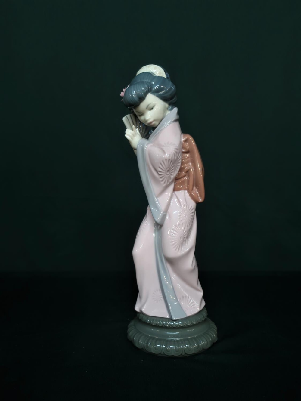 Lladro figurine 4990 "Timid Japanese" in original box, H29cm. - Image 2 of 3