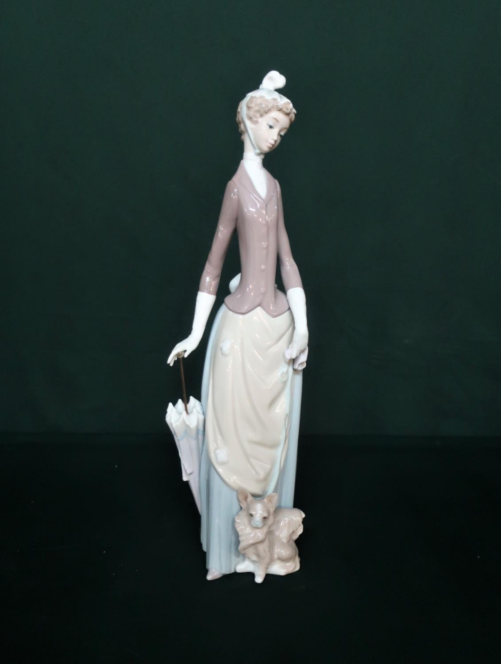 Lladro figurine 4761 "Dama Del Bulevar" in original box, H37cm.