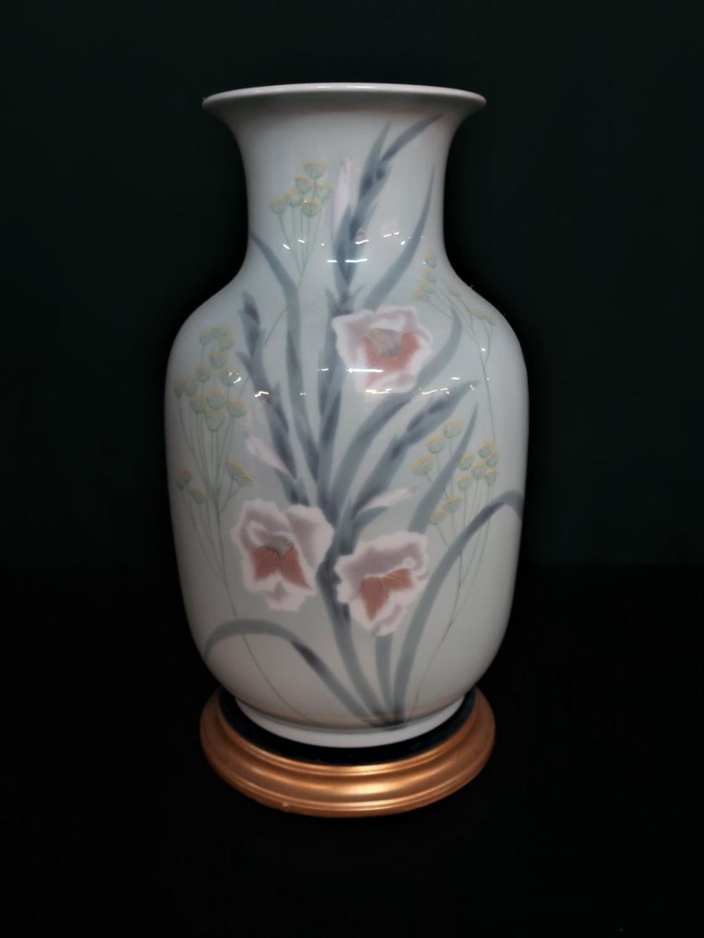 Lladro Vase 1587 ''Vase Gladiolus'', in original box. H37cm, including base.