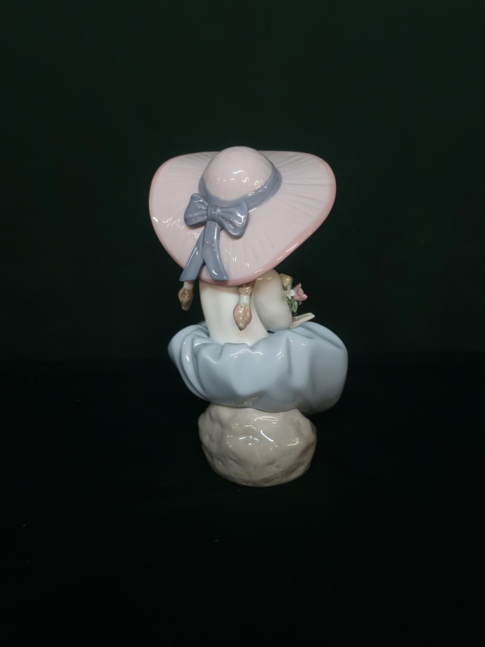 Lladro figurine 5862 "Fragrant Bouquet" in original box, H20cm. - Image 2 of 2