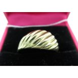 9ct gold hallmarked rope twist style ring, boxed 2.4g
