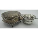 Geo.V silver hallmarked circular ring box, with hinged lid on four cabriole legs, D7.5cm, London