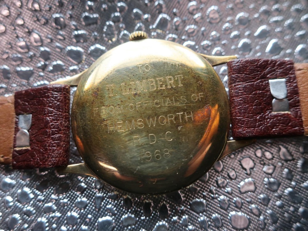 Late 1960's Accurist mechanical wristwatch, 9ct gold case with snap bezel. Case back stamped - Image 2 of 2